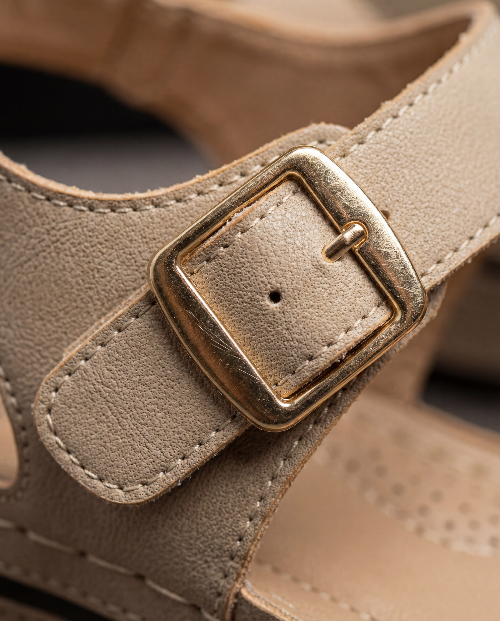 2. Anatomically sculpted arch – not a generic foam bump